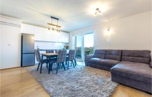 Posedenie v ubytovaní 2 Bedroom Stunning Apartment In Solin