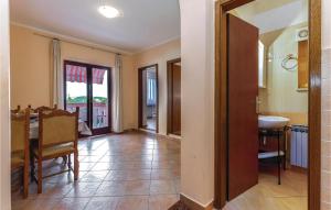 Kuchyňa alebo kuchynka v ubytovaní 2 Bedroom Lovely Apartment In Jadranovo