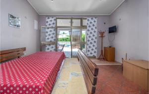 Posteľ alebo postele v izbe v ubytovaní 2 Bedroom Lovely Apartment In Jadranovo