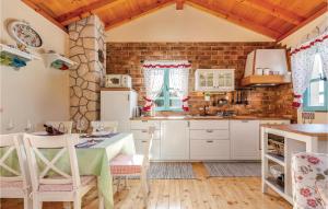 Η κουζίνα ή μικρή κουζίνα στο Awesome Home In Grizane With Wifi