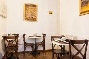 ローマにあるドムス トレヴィの一列のテーブルと椅子