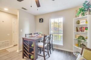 Foto sihtkohas Hinesville asuva majutusasutuse Patio for Al Fresco Dining Home in Hinesville! galeriist