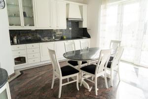 Køkken eller tekøkken på Elite Boutique Villa Örkény + 27 billeder