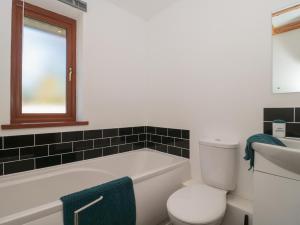 Ένα μπάνιο στο Bluebell Lodge, Meadow view lodges +27 φωτογραφίες
