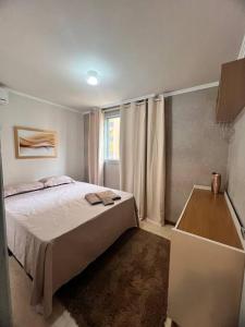 Un pat sau paturi într-o cameră la Apartamento Solar das Violetas Foz