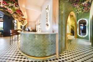 CaucasiaBotanico Hotel y Spa的花房里带柜台的大堂