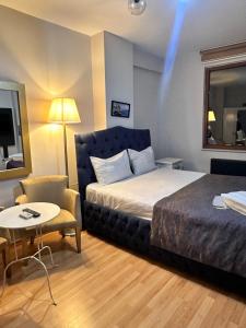 une chambre d'hôtel avec un lit et une chaise dans l'établissement Taksim Castle Suites, à Istanbul