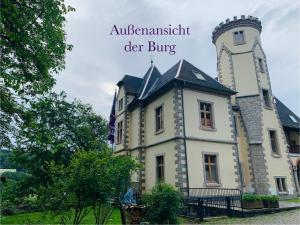 アウエにあるBurg Aue- Ferienwohnungen Erzglück - Familien - im Grünen - zentralの上に塔がある建物