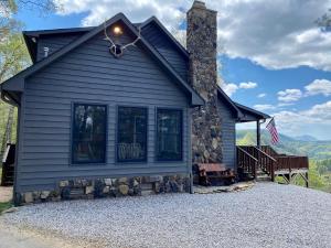 een huis met een vlag erop bij Hold Your Horses in Ferguson