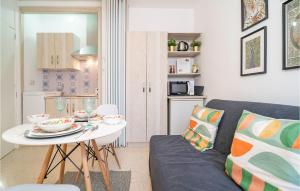 una sala de estar con un sofá y una mesa en Amazing Apartment In Carmona With Wifi, en Carmona