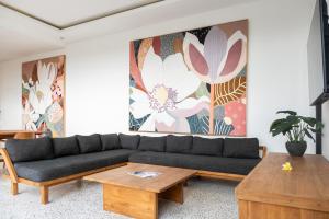 Una sala de estar con un sofá y una mesa de café. en Entire villa Luxury Peaceful Pool Views Ubud, en Ubud