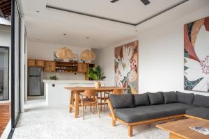 una sala de estar con una mesa y un sofá en Entire villa Luxury Peaceful Pool Views Ubud, en Ubud