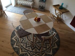 a table and chairs with a bowl of fruit on it at Im Feldle in Kirchheim am Ries