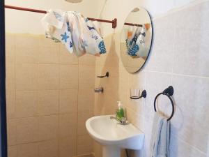 un baño con lavabo y espejo en Casa María Victoria, en Taxisco 27 fotos más