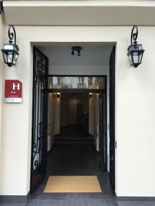 otwarte drzwi do korytarza z dwoma światłami w obiekcie Hôtel Liège Strasbourg w Paryżu