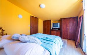 Posteľ alebo postele v izbe v ubytovaní 4 Bedroom Lovely Home In Veliki Vareski