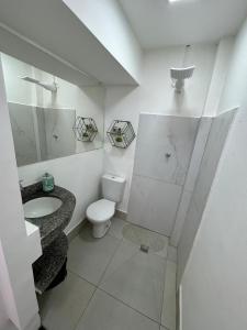 Un baño blanco con inodoro y lavabo. en Flat indians Parque das nacoes indigenas, en Cuiabá