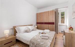 una camera da letto con un letto grande e una scrivania di Villa Lucija Dream a Trgetari