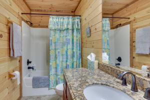 Un baño con lavabo, inodoro y ducha. en 1 Mi to Current River Sunset-View Van Buren Cabin, en Van Buren 17 fotos más