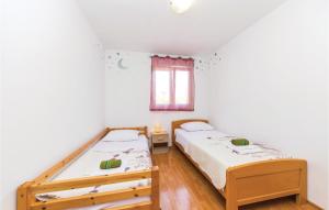 Postel nebo postele na pokoji v ubytování Gorgeous Apartment In Kastel Stari