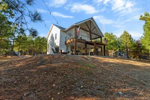 une maison au sommet d'une colline dans l'établissement 3 Mi to Lake Cabin with Hot Tub in Broken Bow!, à Stephens Gap