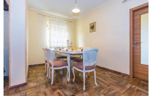 Fotografie z fotogalerie ubytování Three-Bedroom Holiday Home In Dubrava v destinaci Dubrava