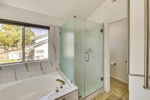 un baño con bañera y ducha de cristal en Covered Patio with Grill Home in Rancho Cucamonga!, en Rancho Cucamonga 24 fotos más