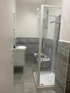 un bagno con doccia, WC e lavandino di Appartamenti 5min da stazione centrale a Milano