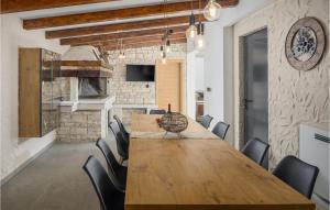 ein Konferenzraum mit einem Holztisch und Stühlen in der Unterkunft 4 Bedroom Stunning Home In Nova Vas in Nova Vas + 27 Fotos