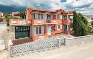 una grande casa arancione con una recinzione di fronte di Holiday Apartment Betiga 04 a Barbariga