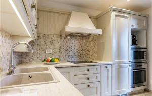 Dapur atau dapur kecil di Nice Holiday Home In Kukci +70 gambar