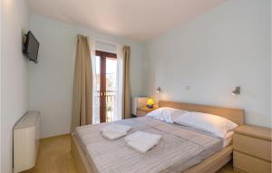 Ein Bett oder Betten in einem Zimmer der Unterkunft Gorgeous Home In Jadranovo With Kitchen
