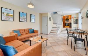 Dapur atau dapur kecil di 3 Bedroom Lovely Home In Sanary-Sur-Mer