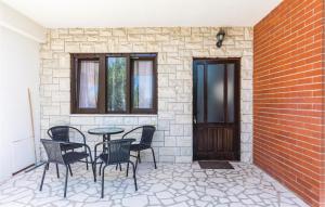 Patio nebo venkovní prostory v ubytování Gorgeous Apartment In Kastel Stari
