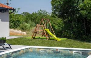 un parque infantil con tobogán junto a una piscina en Villa Milena, en Labin