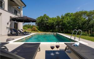 una piscina con 2 copas de vino en las mesas en Villa Milena, en Labin 36 fotos más