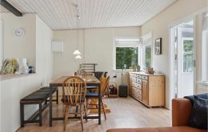 Posezení v ubytování 4 Bedroom Lovely Home In Sjællands Odde