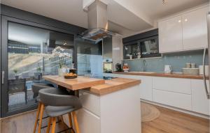 Η κουζίνα ή μικρή κουζίνα στο Gorgeous Home In Vrgorac With Wifi