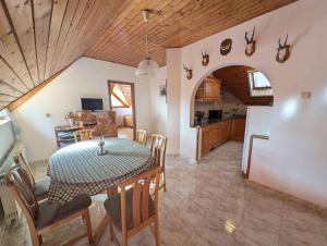 Η κουζίνα ή μικρή κουζίνα στο Holiday home in Zalakaros 52058