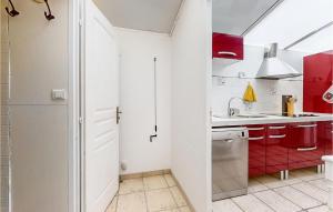 Kuchnia lub aneks kuchenny w obiekcie 2 Bedroom Gorgeous Home In Royan