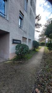Budova, v ktorej sa apartmán nachádza + 3 fotografie