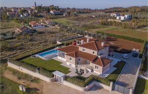widok z lotu ptaka na dom z basenem w obiekcie Villa Silvia w mieście Kaštelir