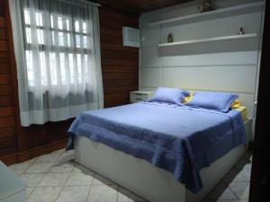 Ένα ή περισσότερα κρεβάτια σε δωμάτιο στο Angra Pier600 Casa 1 beira mar +23 φωτογραφίες