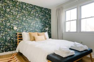 a bedroom with a large bed with a floral wallpaper at Cuyahoga Valley NP, Dog Friendly, Boston Mills Ski in Brecksville