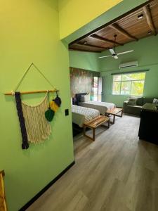 Postel nebo postele na pokoji v ubytování Parti Gras Hotel & Villas en Playa Potrero