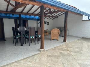 een terras met een tafel en stoelen onder een dak bij Apartamento Ines María in Barichara