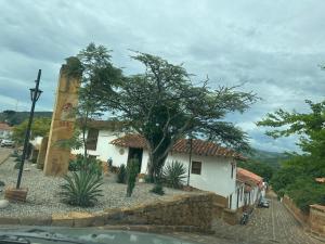 een huis met een boom ervoor bij Apartamento Ines María in Barichara