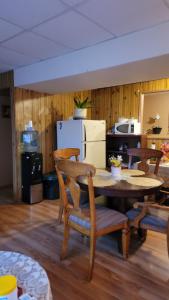 Kuchyň nebo kuchyňský kout v ubytování Charming - 2 bedrooms suite, 1 full bath & family room