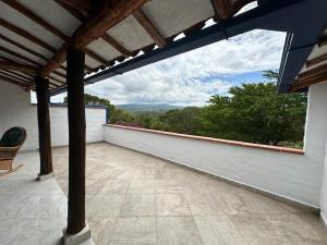 een terras met uitzicht op de bergen bij Apartamento Ines María in Barichara