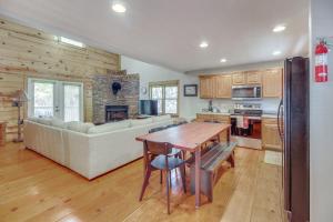 Kuchyň nebo kuchyňský kout v ubytování Coosawattee River Resort Home Mins from Blue Ridge